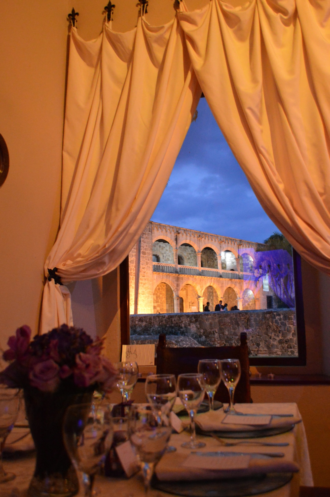 Mesa junto a ventana